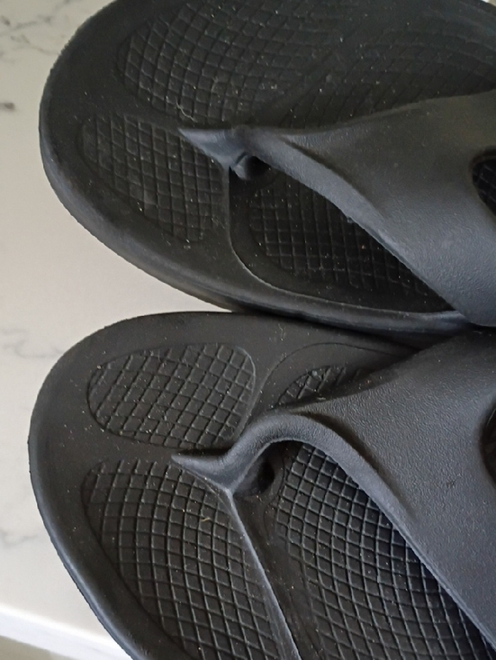OOFOS Black Foam Flip Sandals UNISEX main image 4